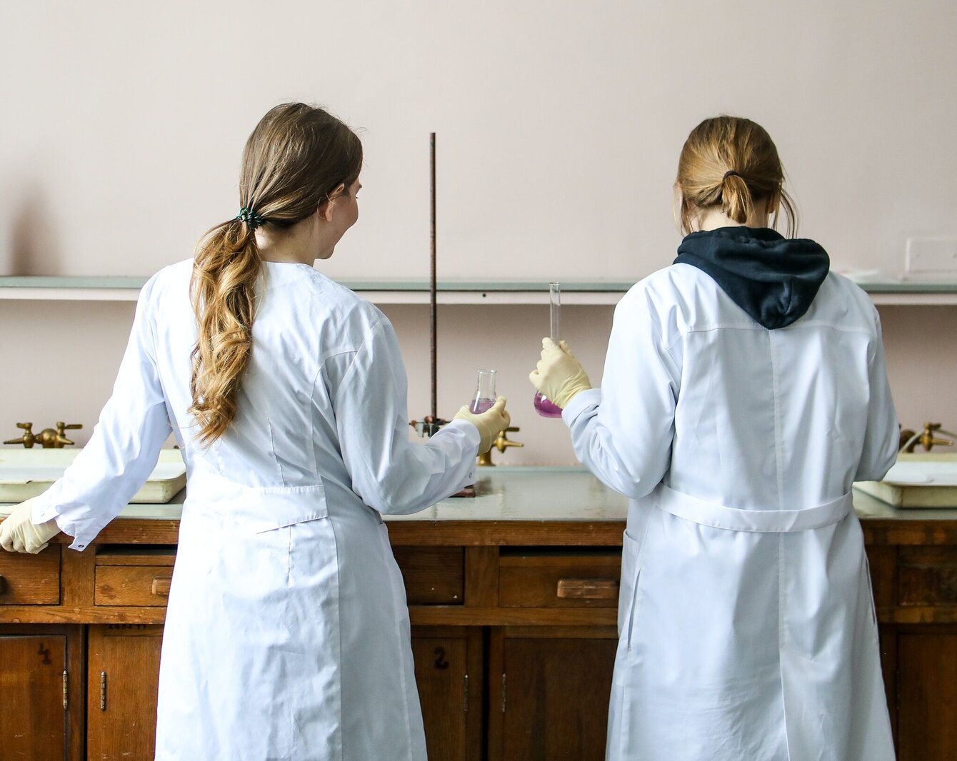 <strong>Etudiantes dans Labo</strong>